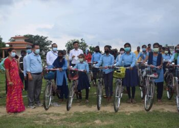 बुद्धभुमिले वितरण गर्यो कक्षा ८ मा पढ्ने छात्राहरुलाई साईकल