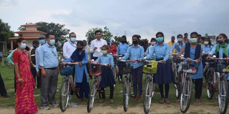 बुद्धभुमिले वितरण गर्यो कक्षा ८ मा पढ्ने छात्राहरुलाई साईकल