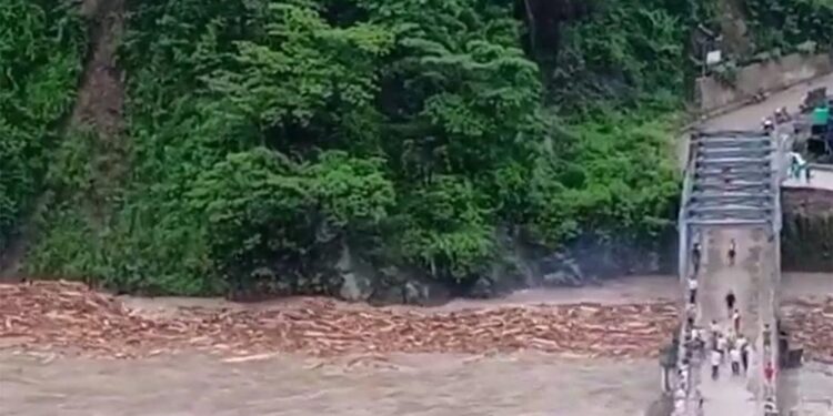 मेलम्चीमा भीषण बाढी र पहिरो, दर्जन बढी हराएको प्रहरीको अनुमान