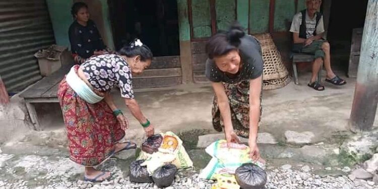 औलिया बाबा मठ तथा छिन्नमस्ता संरक्षण मन्चद्वारा १५परिवारलाई राहत बितरण