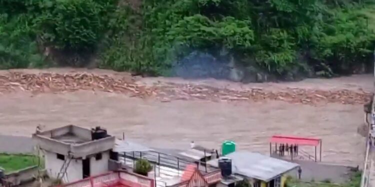 सिन्धुपाल्चोकको मेलम्ची र हेलम्बु क्षेत्रमा भीषण बाढी र पहिरो(फोटो फिचर)