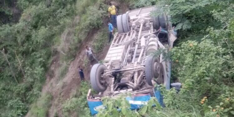 दाङ सल्यान सडकखण्डको यात्रुबाहक बस दुर्घटना , दर्जनौ घाईते