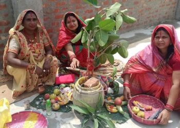 मिथिलाञ्चलमा विवाहिताहरु वटसावित्री पर्व मनाउँदै