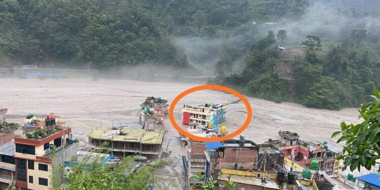 दाङको राप्ती नदिमा बाढी आउँदा चार जना बिच टापुमा फसे, उद्दार गर्न सुरक्षाकर्मी परिचालन