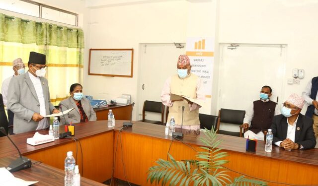 राष्ट्रियसभाध्यक्ष तिमिल्सिनाले नवनिर्वाचित राष्ट्रियसभा सदस्य दृगनारायण पाण्डेयलाई पद तथा गोपनीयताको शपथ दिलाए