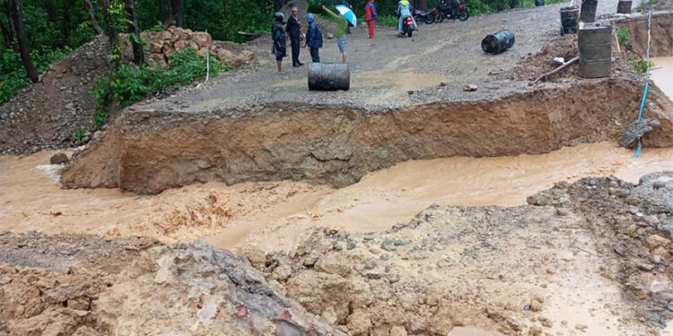 देवदहमा सडक भासिँदा पूर्वपश्चिम राजमार्ग अवरुद्ध