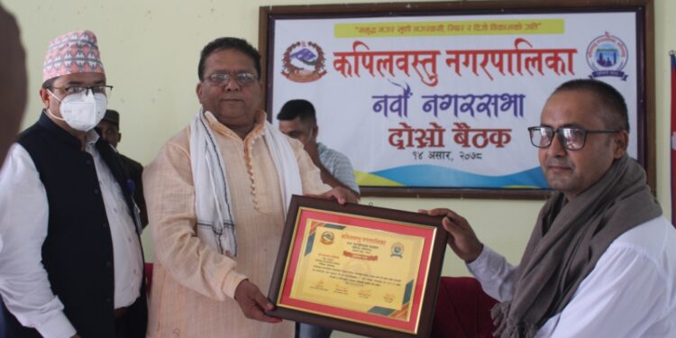 नगरपालिकाको उत्कृष्ट कर्मचारीको रुपमा न्यौपाने पुरस्कृत