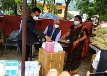 कांग्रेस नेता पुस्पा भुसालद्वारा स्वास्थ्य सामाग्री र खाद्यान्न हस्तान्तरण