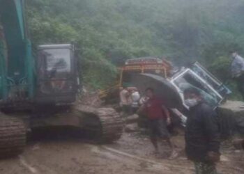 धादिङमा पहिराले ट्रक पुरिँदा दुईको मृत्यु