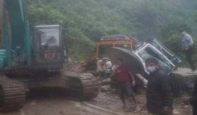 धादिङमा पहिराले ट्रक पुरिँदा दुईको मृत्यु