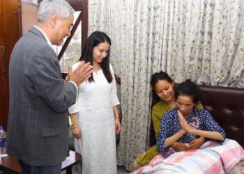प्रधानमन्त्री देउवा खुमलटार पुगेर गरे प्रचण्ड पत्नी सीताको स्वास्थ्यलाभको कामना