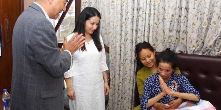 प्रधानमन्त्री देउवा खुमलटार पुगेर गरे प्रचण्ड पत्नी सीताको स्वास्थ्यलाभको कामना