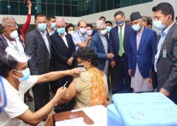 प्रधानमन्त्री देउवाद्वारा खोप केन्द्रको अनुगमन