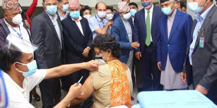 प्रधानमन्त्री देउवाद्वारा खोप केन्द्रको अनुगमन