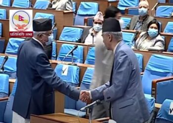 देउवाले विश्वासको मत लिने बेला टुप्लुक्क आइपुगे ओली, देउवालाई दिए बधाई