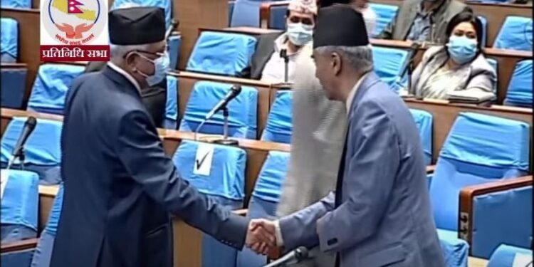 देउवाले विश्वासको मत लिने बेला टुप्लुक्क आइपुगे ओली, देउवालाई दिए बधाई