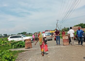 मुख्य नाका ठप्प‚ चोरबाटोमा भीड, प्रहरी भन्छ- रोकेका छौँ