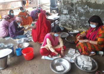जय गुरुदेवका भक्तहरुबाट निशुल्क भोजन तथा नास्ता वितरण