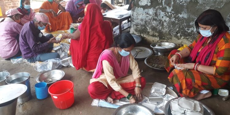 जय गुरुदेवका भक्तहरुबाट निशुल्क भोजन तथा नास्ता वितरण