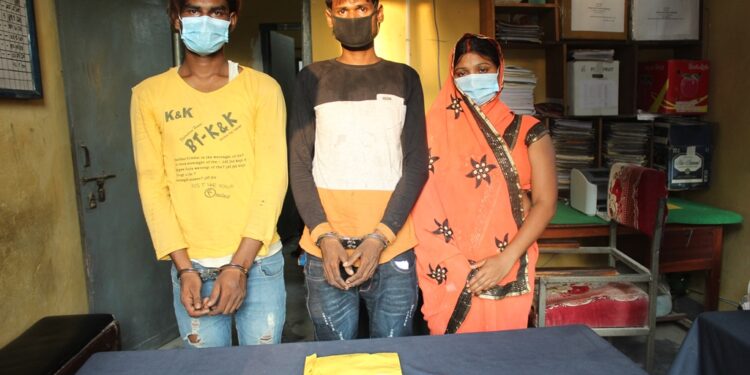 ब्लाउजभित्र लुकाई ल्याउँदै गरेको ब्राउनसुगर सहित ३ जना पक्राउ