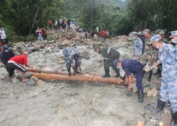 बाढीले बगाएको गाडी भेटियो, गाडीसँगै बगेका तीन जनाको खोजी हुँदै
