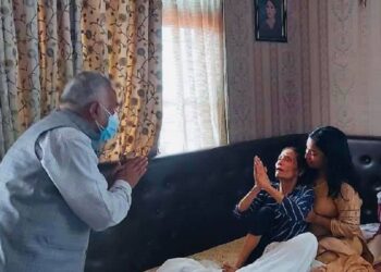 प्रचण्डपत्नी सीताको स्वास्थ्य अवस्था बुझ्न खुमलटार पुगे पौडेल