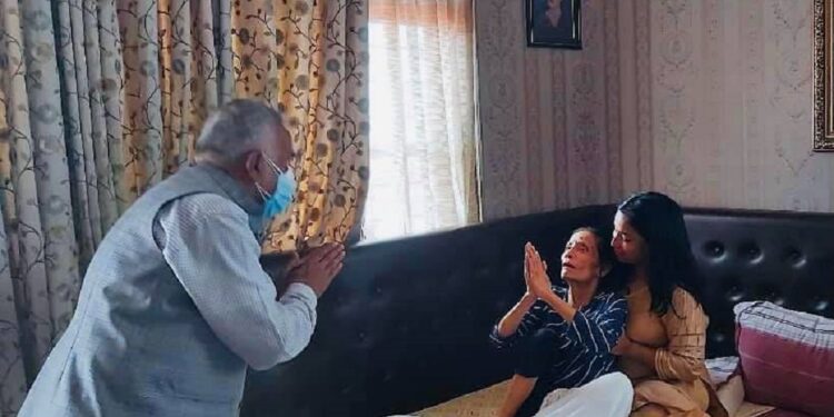 प्रचण्डपत्नी सीताको स्वास्थ्य अवस्था बुझ्न खुमलटार पुगे पौडेल