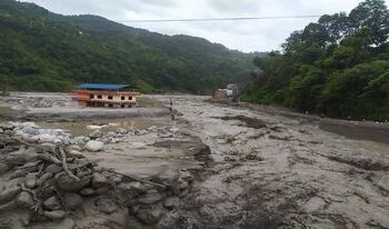 मेलम्चीमा पुन: बाढी, बगायो थप तीन घर