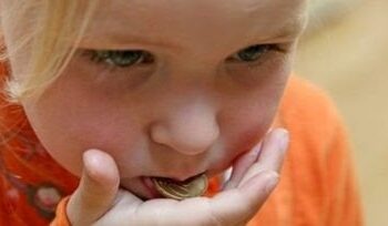 बच्चाले सिक्का, गुच्चा, साना ब्याट्री निलेमा यसो गर्नुहोस्