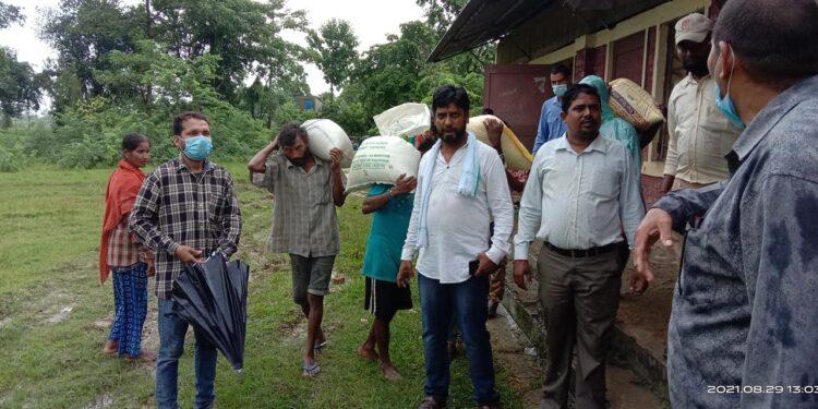 नेता त्रिपाठीद्धारा बाढी प्रभावीत समुदायलाई खाद्यन्न सामाग्री