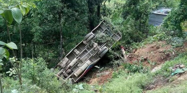 ब्रेक फेल भएर बागलुङमा बस दुर्घटना, ११ जना घाइते