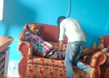 मेयरले यसरी लगाए कार्यकक्षमै कार्यालय सहयोगीलाई खुट्टा मालिस गर्न