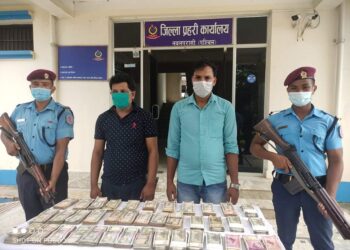 श्रोत नखुलेको १८ लाख ५० हजार नेपाली रुपैयाँ र ९ लाख भारतिय रुपैया सहित २ जना पक्राउ