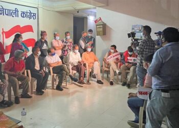 रिले अनशनमा बसेका नेपाली कांग्रेसका जिल्ला सभापतिहरुले अनशन तोडे