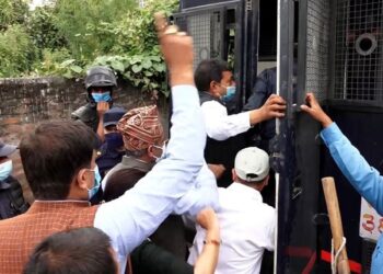 विभिन्न माग राख्दै प्रदर्शनमा उत्रिएका शिक्षकहरु प्रहरी नियन्त्रणमा