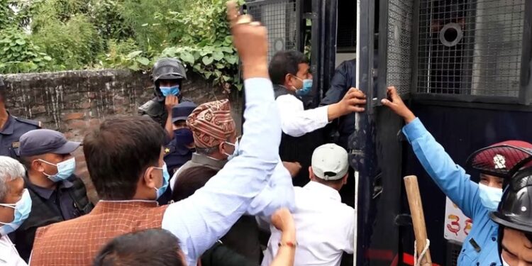 विभिन्न माग राख्दै प्रदर्शनमा उत्रिएका शिक्षकहरु प्रहरी नियन्त्रणमा