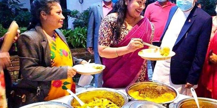 कोरोनाका कारण कतिपय जनता भोकै, ओली ‘बा’को भीआईपीवाला भोज–भतेर