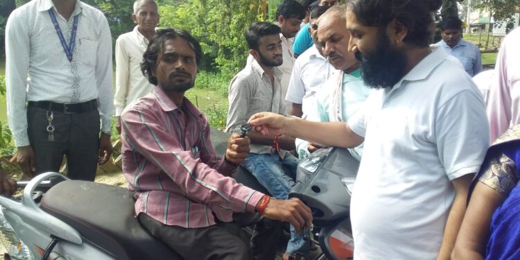 शुद्धोधन गाँउपालिकाले वितरण गर्यो अपांगता भएका १० जनालाई स्कुटी