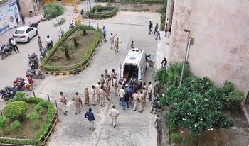 दिल्लीको रोहिणी अदालतमा गोली चल्यो, ३ जनाको मृत्यु