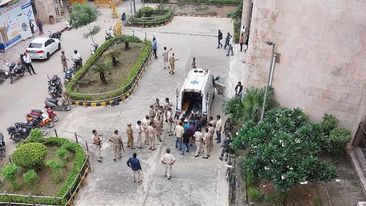 दिल्लीको रोहिणी अदालतमा गोली चल्यो, ३ जनाको मृत्यु