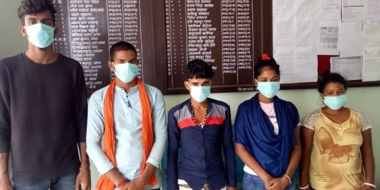 ओरकेष्ट्रा नाच्ने पाँच जना पक्राउ