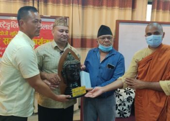 तिलौराकोटको माटो सिक्किमका मुख्यमन्त्री तामाङलाई उपहार