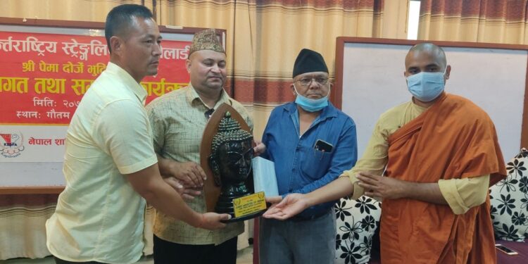 तिलौराकोटको माटो सिक्किमका मुख्यमन्त्री तामाङलाई उपहार