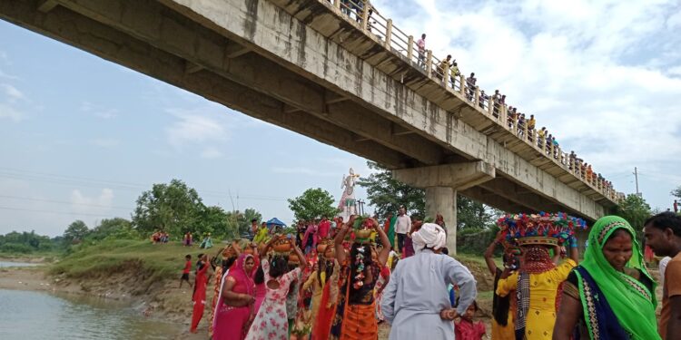 आजबाट बडा दशैं सुरु, कलशमा जलभर्ना रामघाटमा भिड