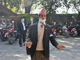 सर्वोच्च परिसर : सेतो पट्टी बाँधेर पनि प्रदर्शन