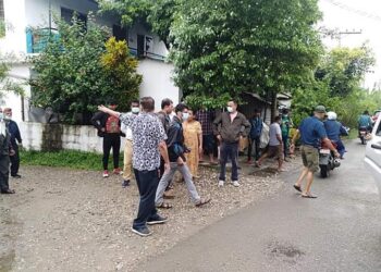 भरतपुरमा पोल भाडा नबुझाउने इन्टरनेटको तार काटियो