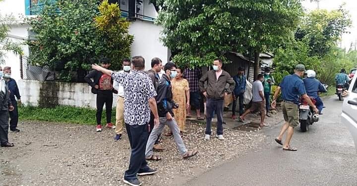 भरतपुरमा पोल भाडा नबुझाउने इन्टरनेटको तार काटियो