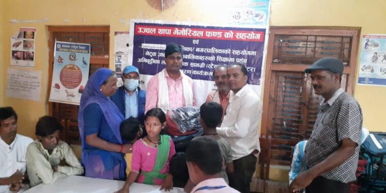 आफूले पाएको पुरस्कार राशीबाट नटुवा वालवालिकालाइ शैक्षिक सामाग्री