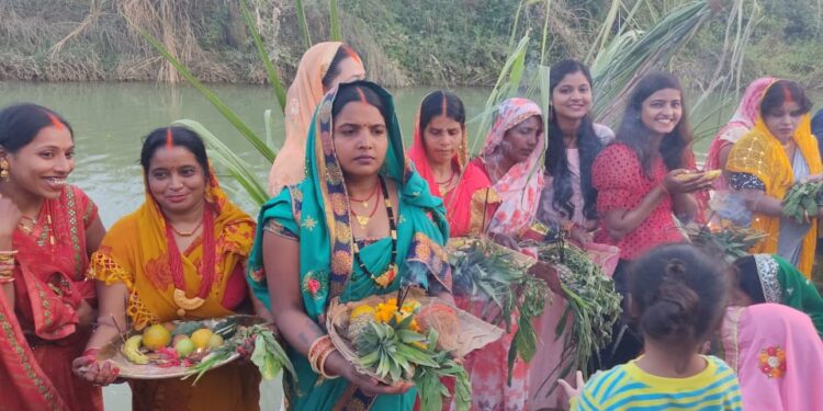 उदाउदो सुर्यलाई अर्घ दिई छठ पर्व सम्पन्न (फोटो फिचर)