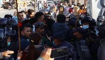 विप्लवनिकट विद्यार्थीको चक्काजाममा प्रहरी हस्तक्षेप